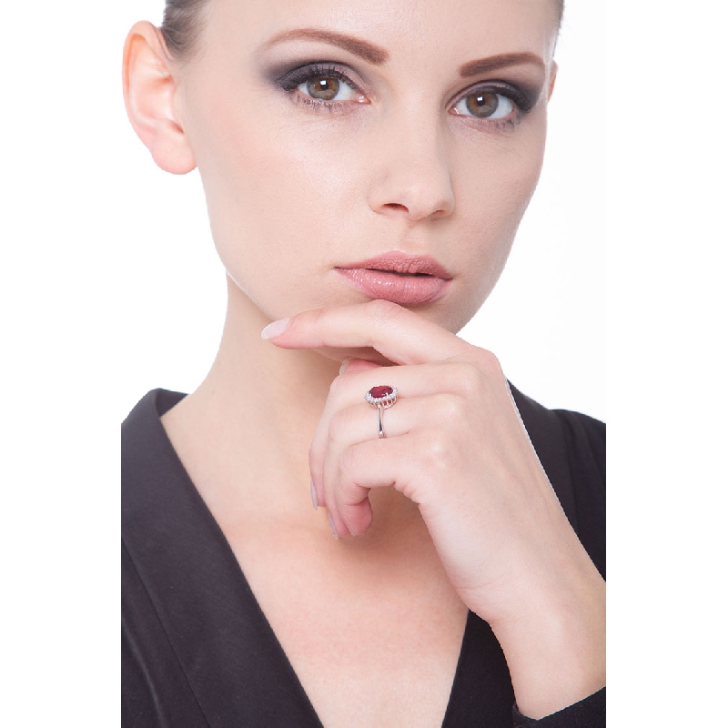 Bague de fiançailles en or blanc 18k avec rubi et diamants Bague de fiançailles en or blanc 18k avec rubi et diamants