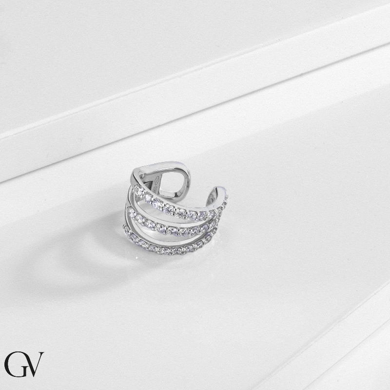 Mono boucle d’oreille en or blanc 18k avec trois rangées de diamants Mono boucle d’oreille en or blanc 18k avec trois rangées de diamants