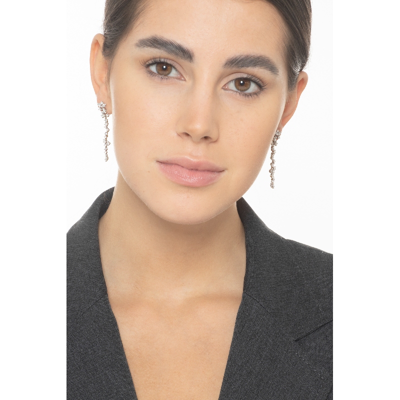 Boucles d'oreilles pendantes en or blanc 18k avec diamants