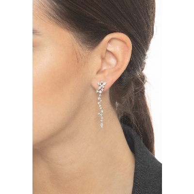 Boucles d'oreilles pendantes en or blanc 18k avec diamants