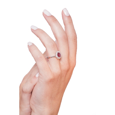 Bague rubis ovale et halo de diamants en or blanc 18k