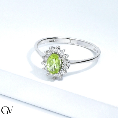 Bague halo en or blanc 18k avec peridot ovale et diamants