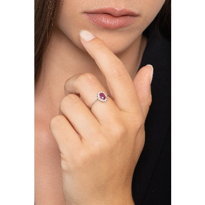 Bague or blanc 18k rubis ovale et halo de diamants