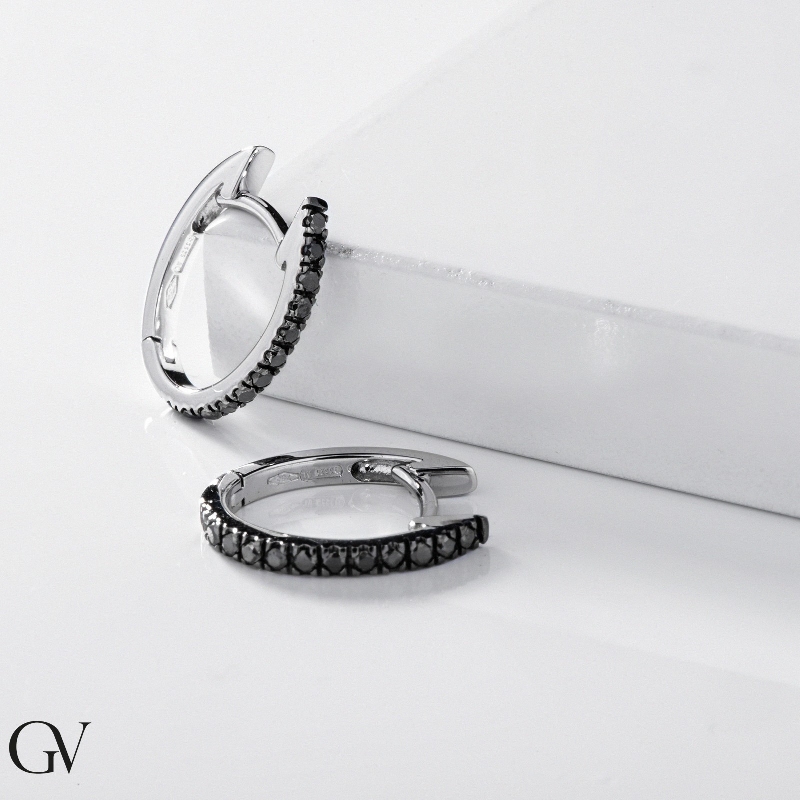 Boucles d’oreilles ovales en or blanc avec diamants noirs et finitions brunies