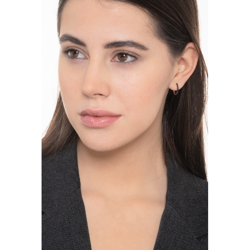 Boucles d’oreilles ovales en or blanc avec diamants noirs et finitions brunies