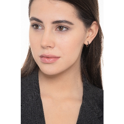 Boucles d’oreilles ovales en or blanc avec diamants noirs et finitions brunies