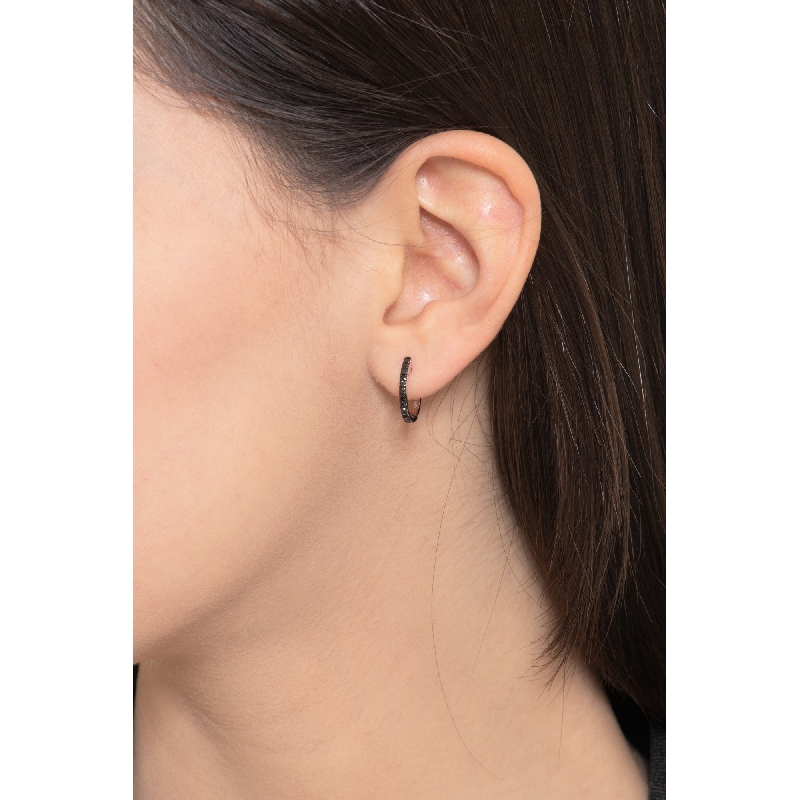 Boucles d’oreilles ovales en or blanc avec diamants noirs et finitions brunies