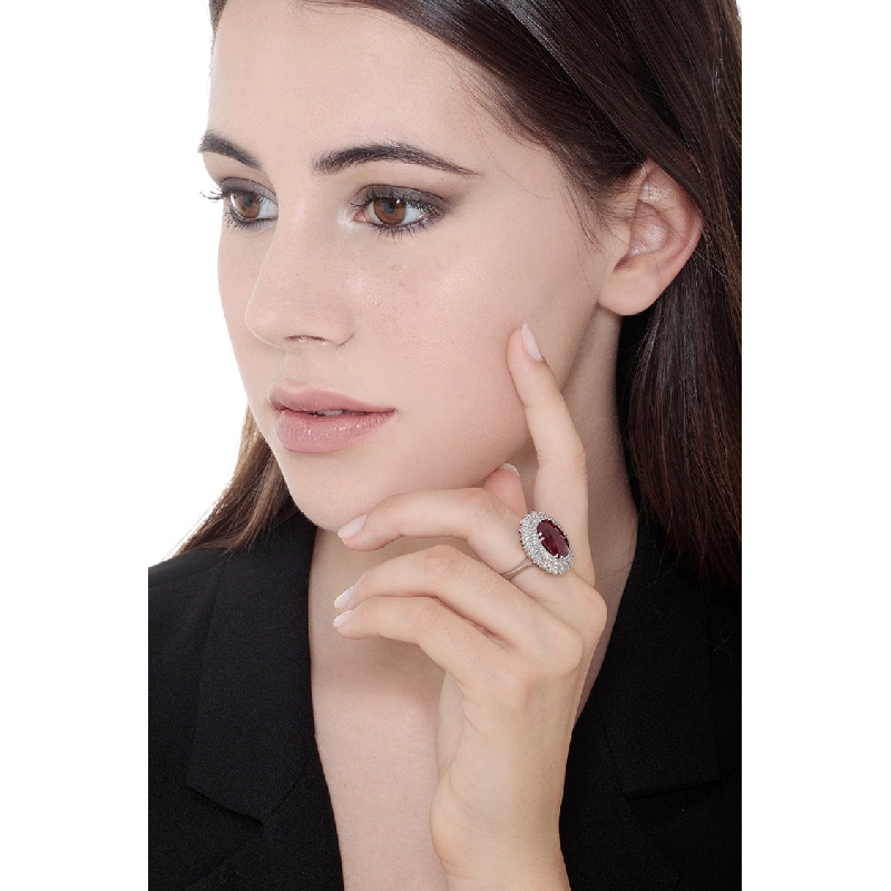 Bague rubis ovale sertie d'une double rangée de diamants et or blanc 18k Bague rubis ovale sertie d'une double rangée de diamants et or blanc 18k