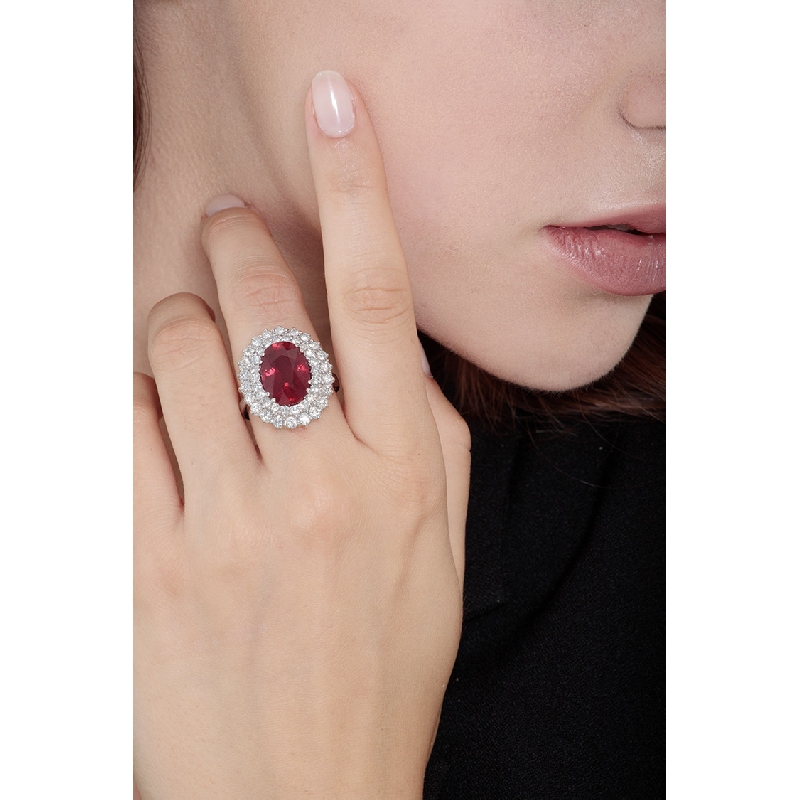 Bague rubis ovale sertie d'une double rangée de diamants et or blanc 18k Bague rubis ovale sertie d'une double rangée de diamants et or blanc 18k