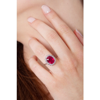 Bague de fiançailles rubis taille ovale et diamants