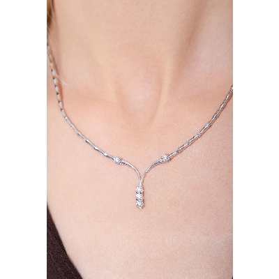 Collier semi-rigide or blanc 18k avec diamants