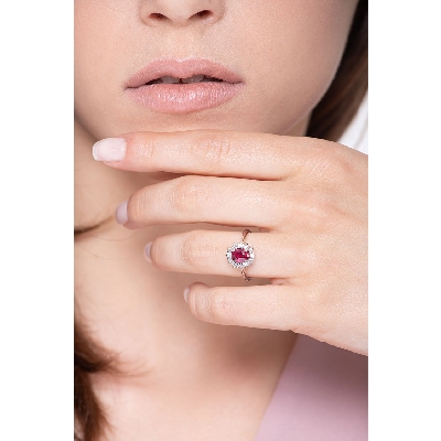 Bague rubis ovale et halo de diamants en or 18k 