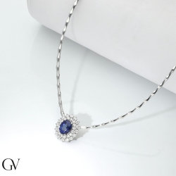 Collier en or blanc 18K avec saphir bleu ovale 10x8 mm
