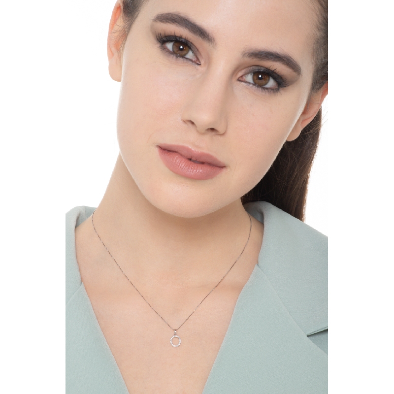 Collier avec lettre prénom  O en or blanc et diamants Collier avec lettre prénom  O en or blanc et diamants