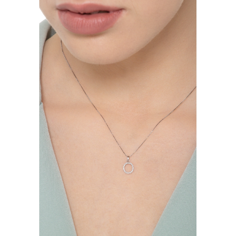 Collier avec lettre prénom  O en or blanc et diamants Collier avec lettre prénom  O en or blanc et diamants
