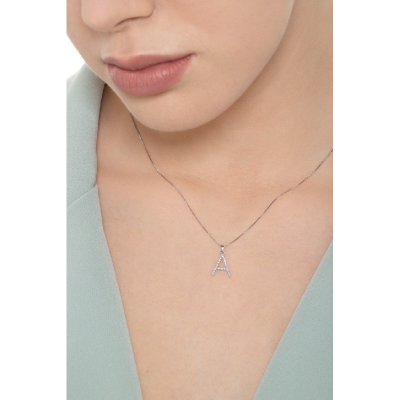Collier pendentif lettre  A en or blanc 18K et diamants Collier pendentif lettre  A en or blanc 18K et diamants