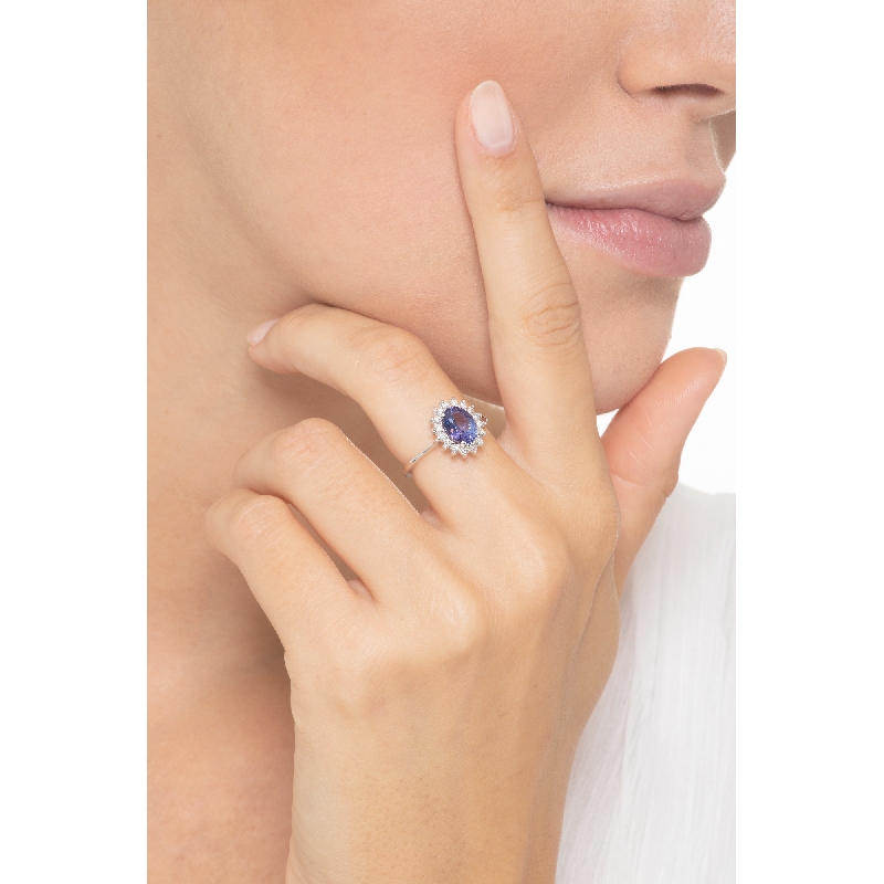 Bague en or blanc 18k avec tanzanite ovale et diamants brillants