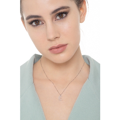 Collier pendentif lettre  E en or blanc 18K et diamants