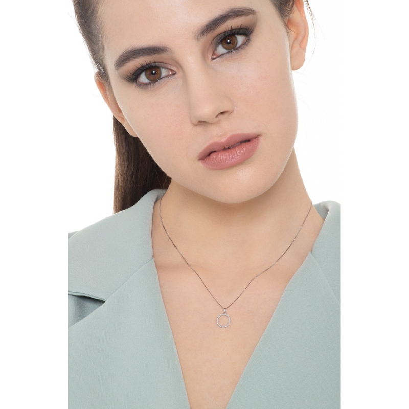 Collier pendentif lettre  O en or blanc 18K et diamants Collier pendentif lettre  O en or blanc 18K et diamants