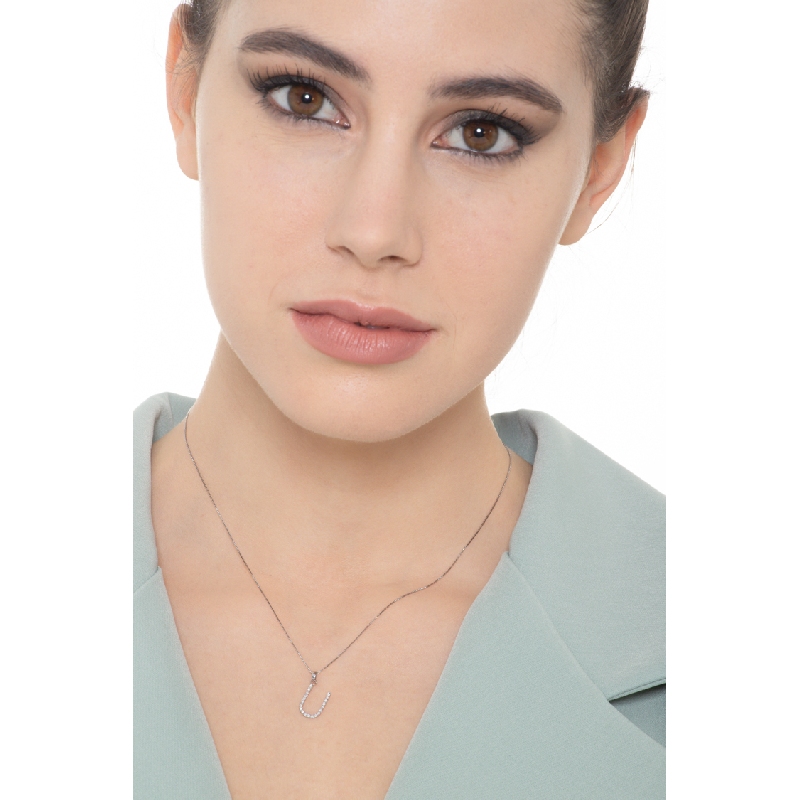 Collier pendentif lettre U en or blanc 18K et diamants Collier pendentif lettre U en or blanc 18K et diamants