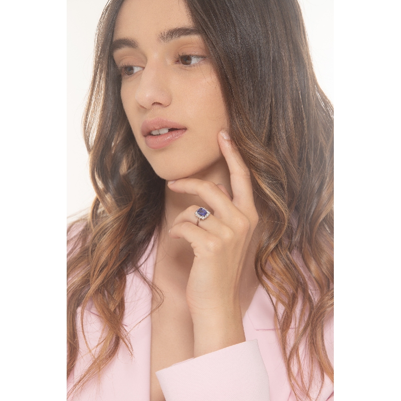 Bague halo en or blanc 18 carats avec tanzanite central Bague halo en or blanc 18 carats avec tanzanite central