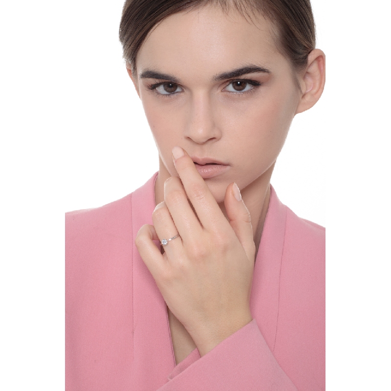 Bague solitaire en or blanc 18 carats avec zircon blanc Bague solitaire en or blanc 18 carats avec zircon blanc