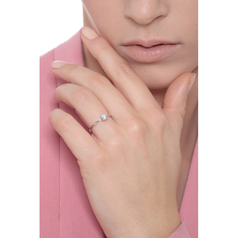 Bague solitaire en or blanc 18 carats avec zircon blanc Bague solitaire en or blanc 18 carats avec zircon blanc