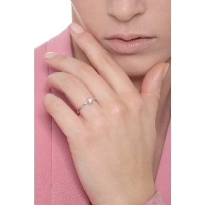Bague solitaire en or blanc 18 carats avec zircon blanc
