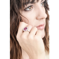 Bague or blanc 18k avec rubis central et diamants 2