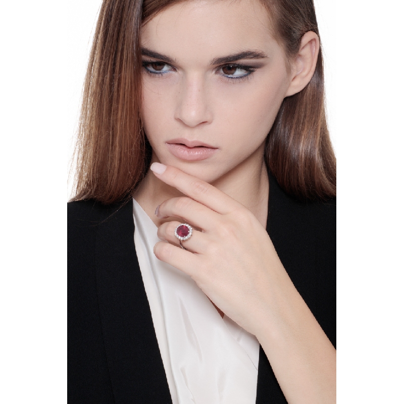 Bague en or blanc 18k avec rubis ovale et halo de diamants Bague en or blanc 18k avec rubis ovale et halo de diamants