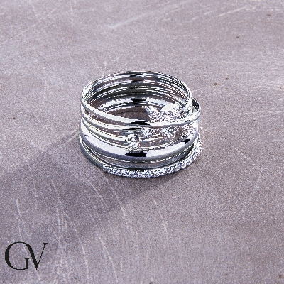 Bague en or blanc 18k avec diamants motif papillon