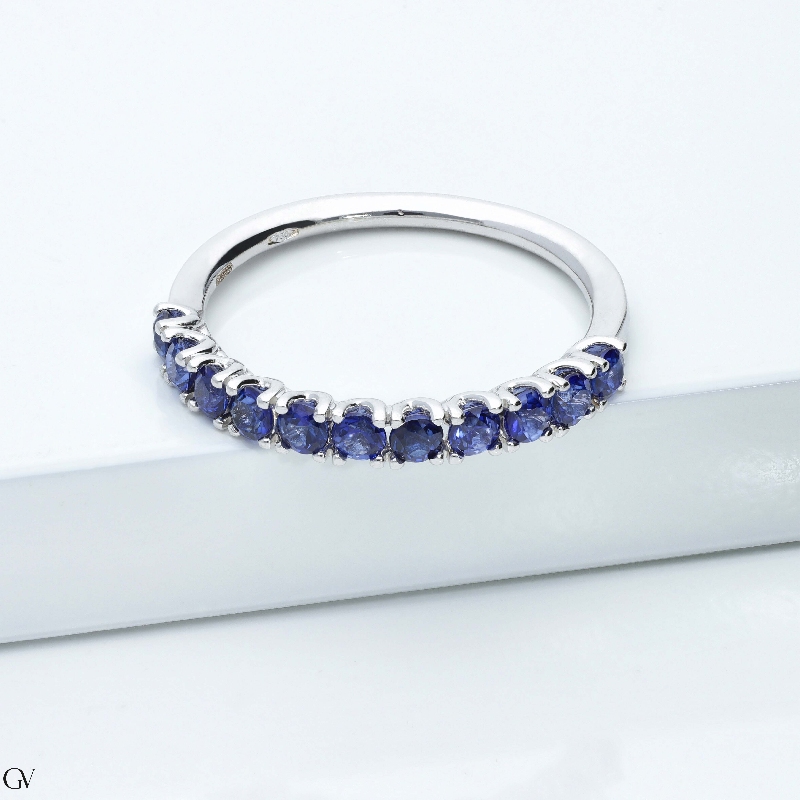Bague alliance en or blanc 18k avec onze saphirs bleus ronds