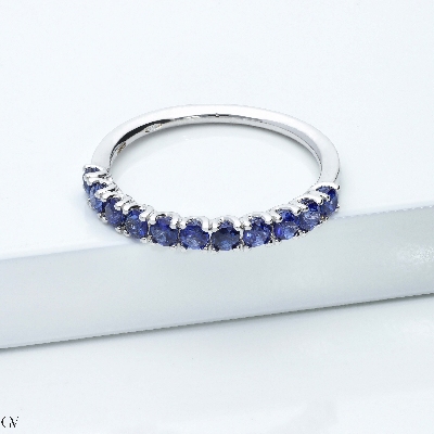 Bague alliance en or blanc 18k avec onze saphirs bleus ronds