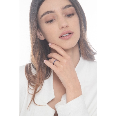 Bague alliance en or blanc 18k avec onze saphirs bleus ronds