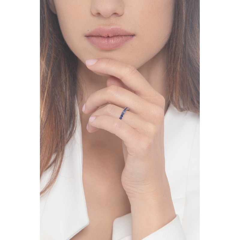 Bague alliance en or blanc 18k avec onze saphirs bleus ronds