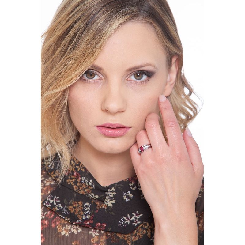 Bague en or blanc 18 carats avec un rubis et diamants Bague en or blanc 18 carats avec un rubis et diamants