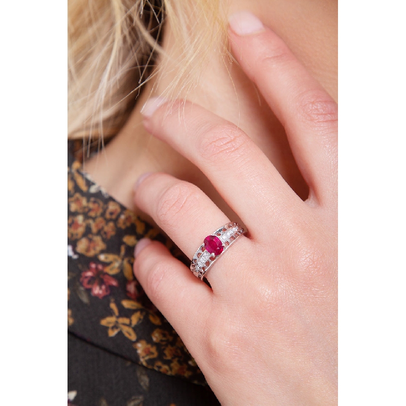 Bague en or blanc 18 carats avec un rubis et diamants Bague en or blanc 18 carats avec un rubis et diamants