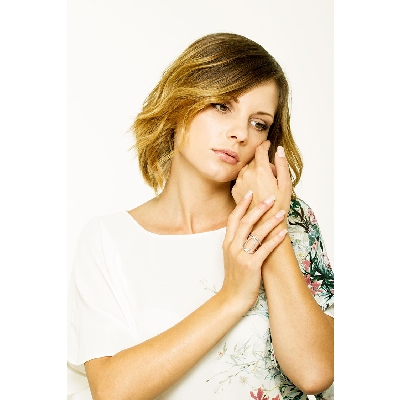 Bague en or blanc 18k avec design ondulé entrelacé et diamants