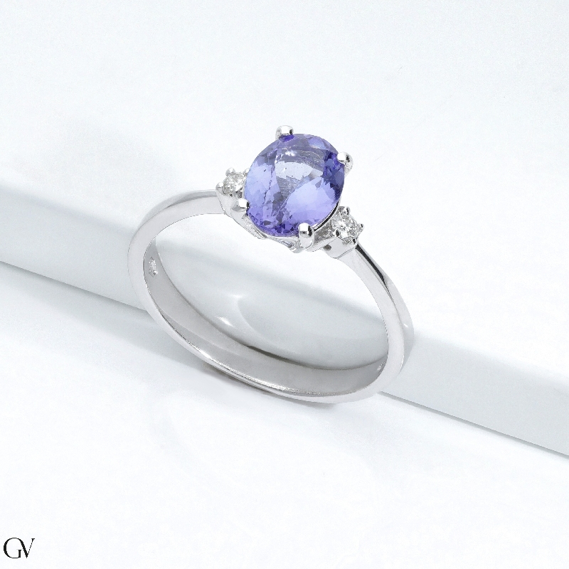 Bague en or blanc 18 carats avec 2 diamants et une tanzanite au centre Bague en or blanc 18 carats avec 2 diamants et une tanzanite au centre