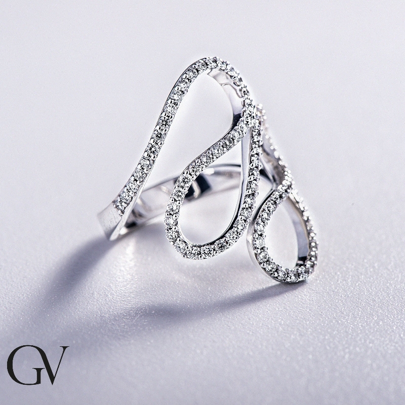 Bague en or blanc 18k avec lignes ondulées et diamants