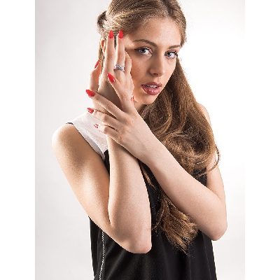 Bague croix en or blanc 18 carats avec diamants