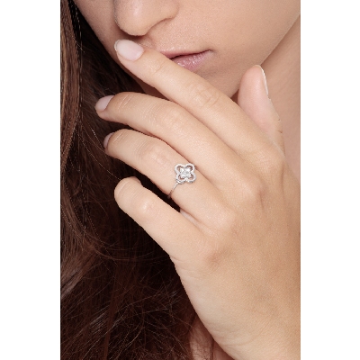 Bague fleur en or blanc 18k avec diamants