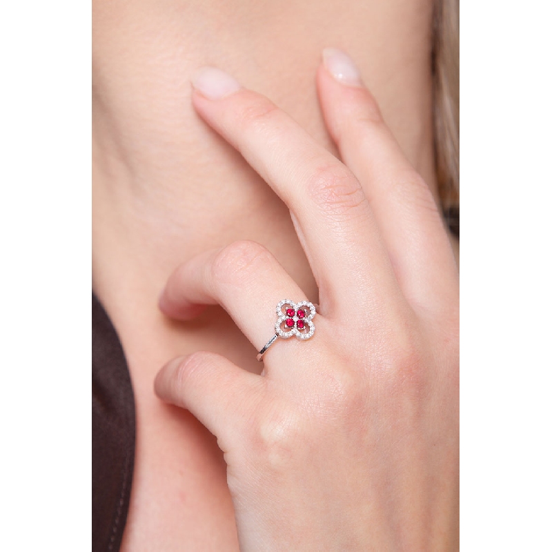 Bague fleur en or blanc 18k avec rubis et diamants