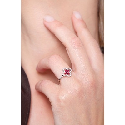 Bague fleur en or blanc 18k avec rubis et diamants