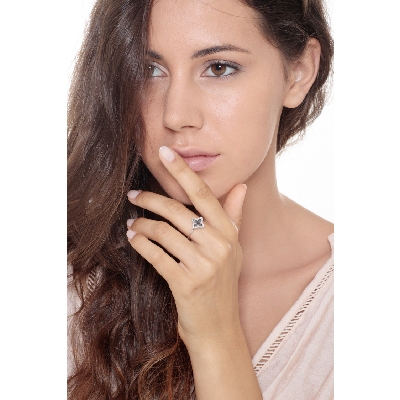 Bague étoile en or blanc 18k avec diamants noirs et blancs