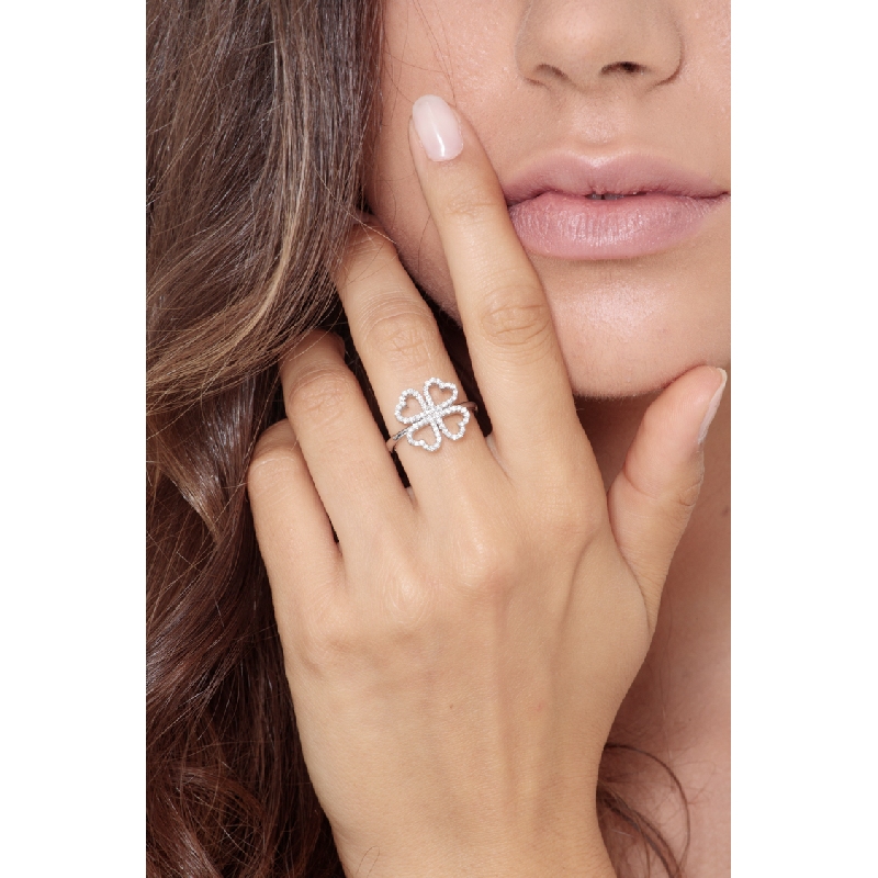 Bague fleur en or blanc 18 carats et diamants Bague fleur en or blanc 18 carats et diamants