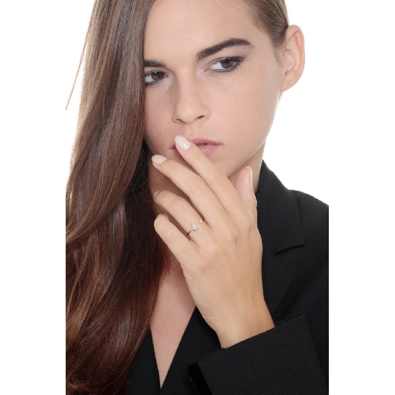 Bague ouverte en or blanc 18k avec étoile et diamants