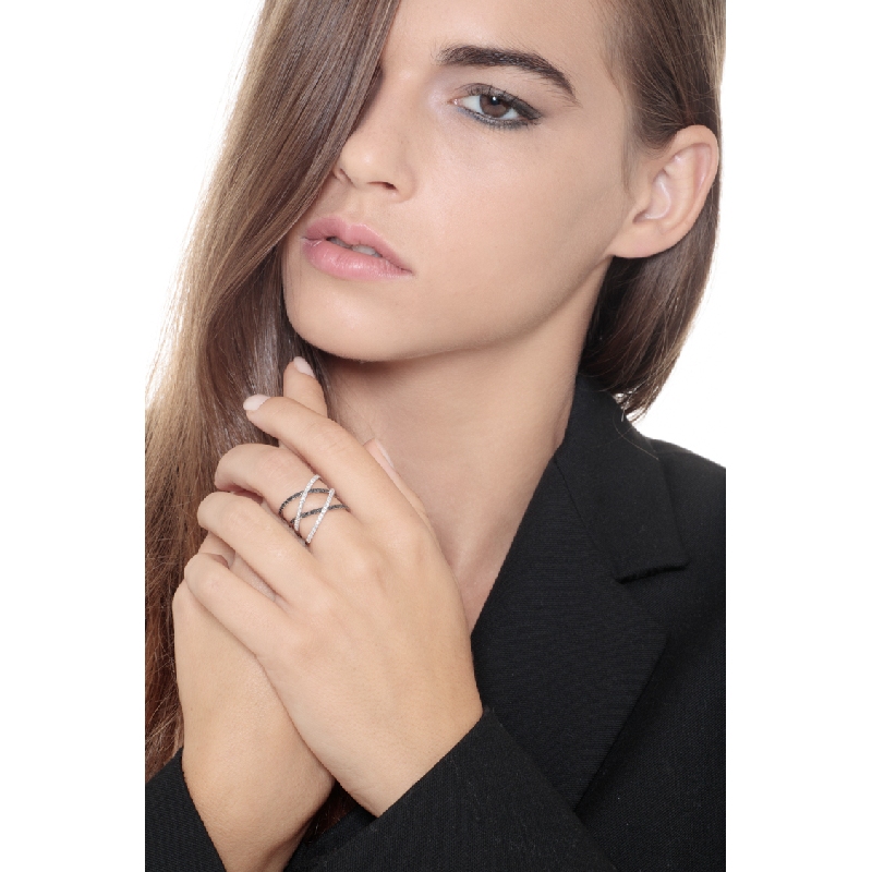 Bague croisée en or blanc 18k avec diamants blancs et noirs