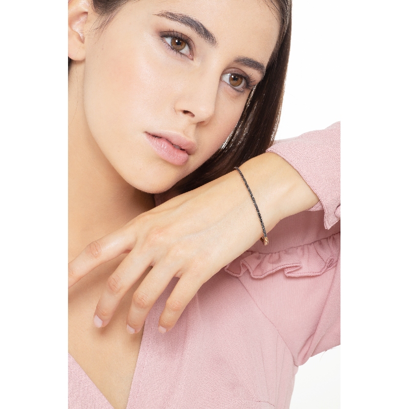 Bracelet rigide en or rose 18k avec des diamants noirs Bracelet rigide en or rose 18k avec des diamants noirs