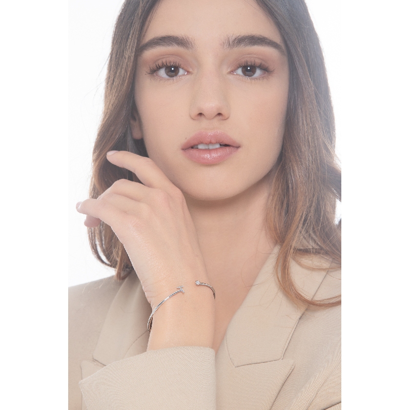 Bracelet rigide avec lettre  T en diamants et or blanc 750 Bracelet rigide avec lettre  T en diamants et or blanc 750